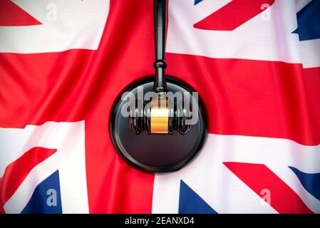 Britische Flagge und Richter Holzgavel am Gerichtsgebäude, Konzeptbild Stockfoto