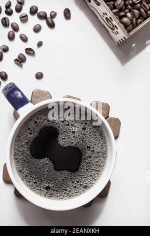 Schwarzer Kaffee in einer Tasse auf dem Tisch Stockfoto