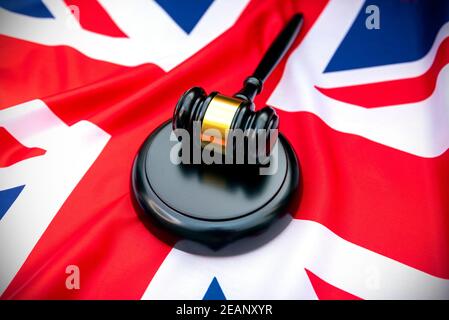 Britische Flagge und Richter Holzgavel am Gerichtsgebäude, Konzeptbild Stockfoto