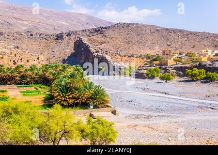 Blick auf ein Dorf neben den Riwaygh AS-Safil Ruinen im Oman. Stockfoto