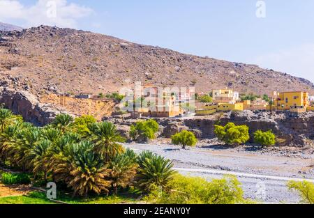 Blick auf ein Dorf neben den Riwaygh AS-Safil Ruinen im Oman. Stockfoto