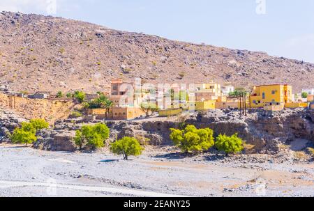 Blick auf ein Dorf neben den Riwaygh AS-Safil Ruinen im Oman. Stockfoto