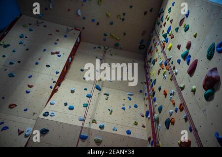 Kletterwand in der Turnhalle in der Schule Stockfoto