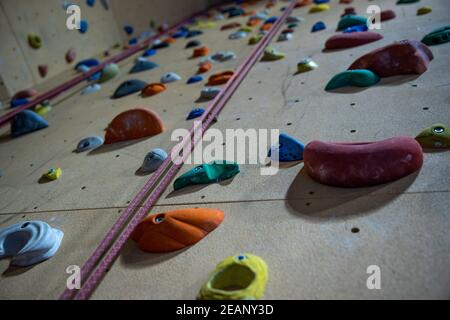 Kletterwand in der Turnhalle in der Schule Stockfoto