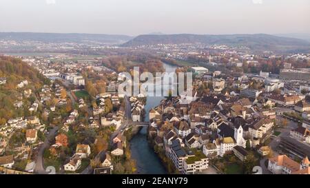 Drohnenansicht Stadtbild Brugg Nord-Ost mit Aare, Wohn- und Geschäftsvierteln, historischer Altstadt und Casino-Brücke im Kanton Aargau i Stockfoto