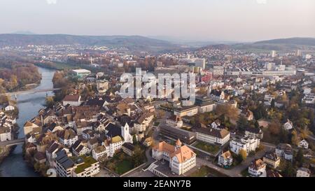 Drohnenansicht Stadtbild Brugg mit Aare, Wohn- und Geschäftsbezirke, historische Altstadt und Casino-Brücke im Kanton Aargau in der Schweiz Stockfoto