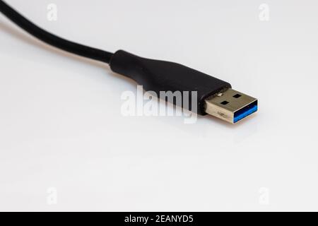 USB-Kabel isoliert auf weiss Stockfoto
