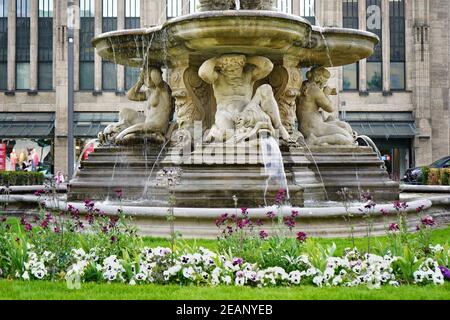 Der neobarocke Schalenbrunnen am Corneliusplatz, errichtet 1882 vom Bildhauer Leo Müsch. Stockfoto