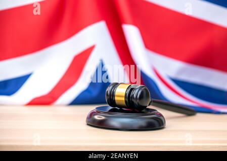 Britische Flagge und Richter Holzgavel am Gerichtsgebäude, Konzeptbild Stockfoto