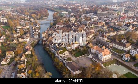 Drohnenansicht Stadtbild Brugg Nord-Ost mit Aare, Wohn- und Geschäftsvierteln, historischer Altstadt und Casino-Brücke im Kanton Aargau i Stockfoto