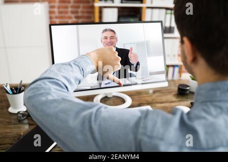 Hände Mit Daumen Nach Oben Und Unten Stockfoto