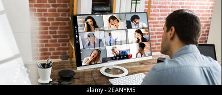 Gelangweilter Mitarbeiter In Videokonferenzen Stockfoto