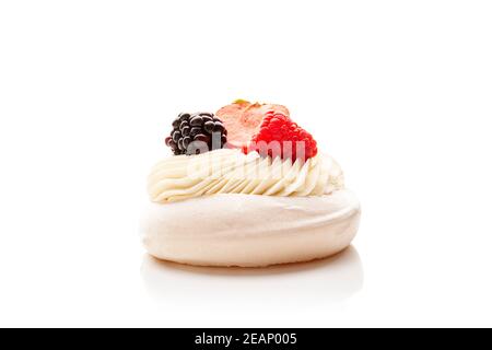 Köstliche Mini Pavlova Meringue Kuchen mit frischen Früchten auf weiß dekoriert. Stockfoto