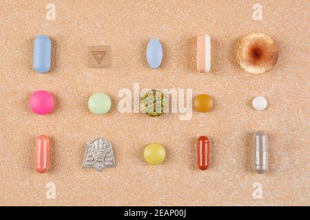 Medikamentensammlung. Verschiedene bunte Drogen, Pillen und Tabletten. Stockfoto