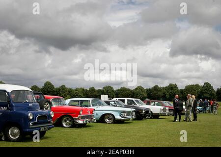 Autoliebhaber, die eine Auswahl an Oldtimern und Retro-Autos auf einer Oldtimer-Ausstellung in Großbritannien sehen Stockfoto