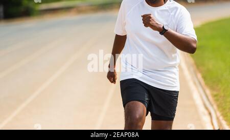 Sport Läufer schwarz Mann tragen Füße Schuh aktiv Lauftraining Stockfoto