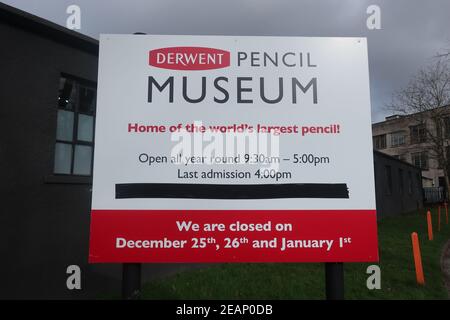 Derwent Pencil Museum Schild. Keswick. Winterzeit. Der Seengebiet Nationalpark. Cumbria. England. VEREINIGTES KÖNIGREICH Stockfoto