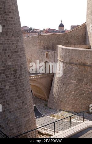 Ploce Tor eines der Eingangstore zur alten ummauerten Stadt Dubrovnik, Kroatien Stockfoto