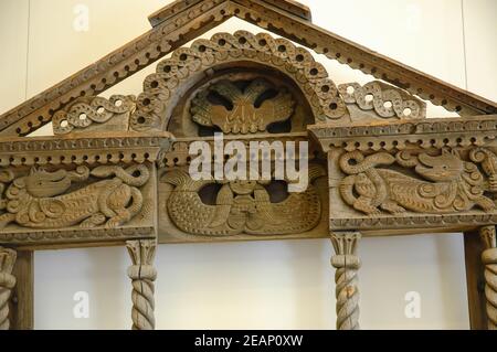 Schnitzerei auf Holz Bargeld und Cantikas. Uralte russische Kreativität. Museum der russischen Kultur. Stockfoto