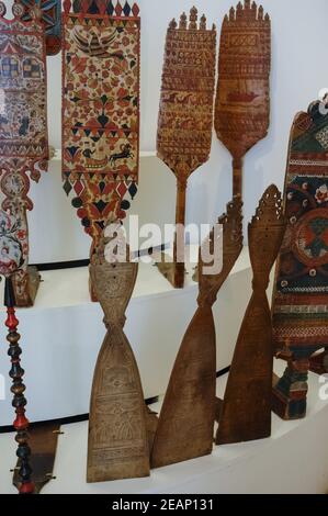 Holzschnitzereien, spinnende volkstümliche russische Ornamente. Stockfoto