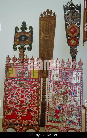 Holzschnitzereien, spinnende volkstümliche russische Ornamente. Stockfoto