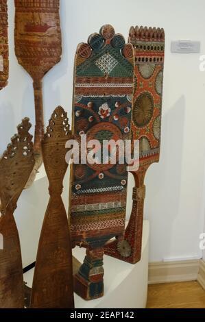 Holzschnitzereien, spinnende volkstümliche russische Ornamente. Stockfoto