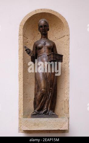 Statue von Dora Krupic, eine Figur aus dem Roman Goldsmith's Gold (1871) von August Senoa, in einer Nische an der oberen Stadt in Zagreb platziert Stockfoto