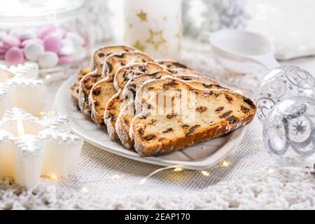 Traditioneller Weihnachtsstollen mit Puderzucker. Weihnachtskuchen. Deutsches Weihnachtsbrot Stockfoto