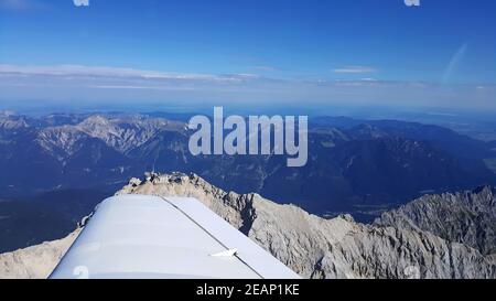 Alpenflug über die Zugspitze Stockfoto