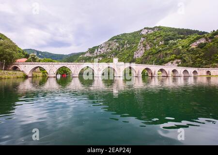 Historische Brücke über den Fluss Drina, Panoramablick auf berühmte Touristenattraktion, Visegrad, Bosnien und Herzegowina Stockfoto