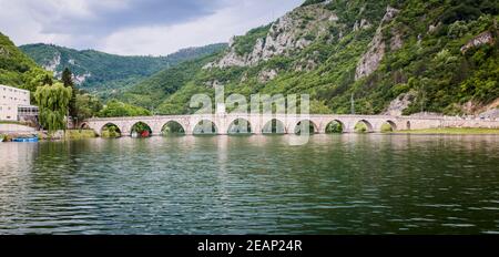 Historische Brücke über den Fluss Drina, berühmte Touristenattraktion, die Mehmed Pasa Sokolovic Brücke in Visegrad, Bosnien und Herzegowina Stockfoto