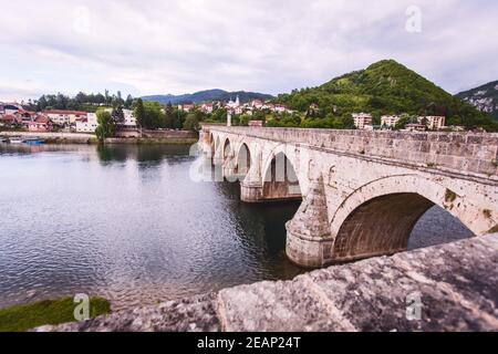 Historische Brücke über den Fluss Drina, berühmte Touristenattraktion, die Mehmed Pasa Sokolovic Brücke in Visegrad, Bosnien und Herzegowina Stockfoto