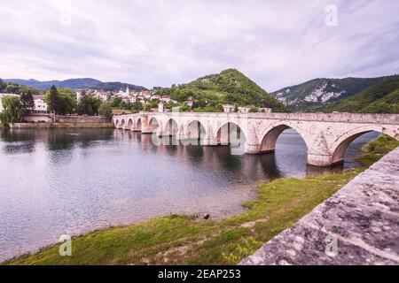 Historische Brücke über den Fluss Drina, berühmte Touristenattraktion, die Mehmed Pasa Sokolovic Brücke in Visegrad, Bosnien und Herzegowina Stockfoto