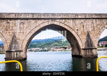 Historische Brücke über den Fluss Drina, berühmte Touristenattraktion, die Mehmed Pasa Sokolovic Brücke in Visegrad, Bosnien und Herzegowina Stockfoto