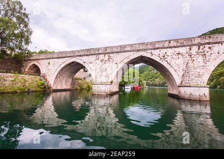 Historische Brücke über den Fluss Drina, berühmte Touristenattraktion, die Mehmed Pasa Sokolovic Brücke in Visegrad, Bosnien und Herzegowina Stockfoto