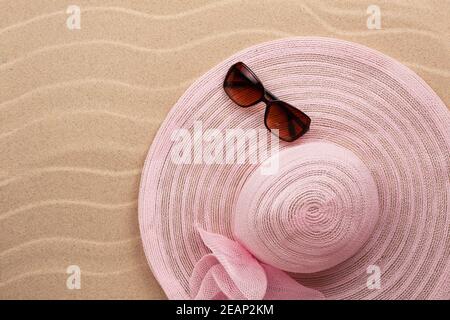 Zubehör für den Strand auf dem Sand liegen Stockfoto