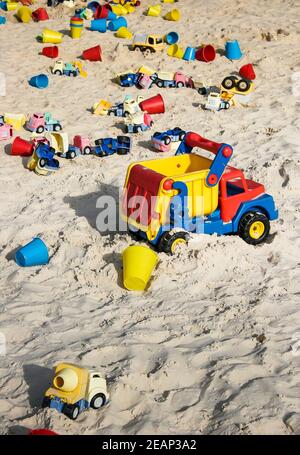 Riesiger Sandkasten mit vielen Spielzeug-Kipper für Kinder im Freien spielen in Godstone Farm, Surrey Stockfoto