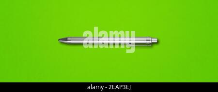 Metallstift auf grünem Hintergrund isoliert Stockfoto
