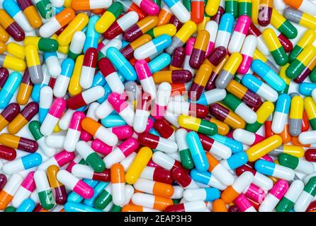 Viele Kapseln Pillen. Draufsicht Kapsel Pillen. Vollformat blau, gelb, grün, rosa, rot, orange, weiß und grau Kapsel Pillen. Gesundheitswesen und Medizin Konzept. Pharmaindustrie. Gesundheitsbudget. Stockfoto