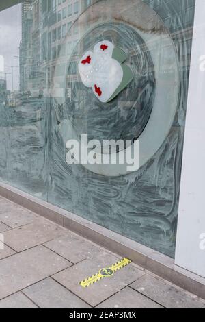 Ein Sushi-Geschäft bleibt während der dritten Sperrung der Coronavirus-Pandemie am 10th. Februar 2021 in der City of London, dem Finanzdistrikt der Hauptstadt, in London, England, geschlossen. Stockfoto