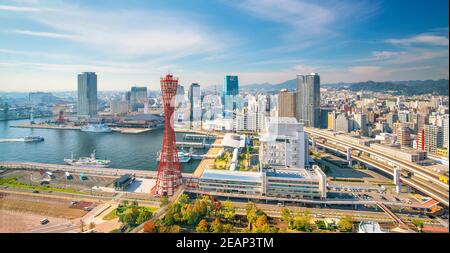 Skyline und Hafen von Kobe in Japan Stockfoto