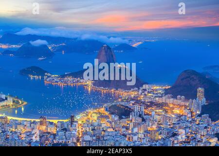 Rio De Janeiro Stadt in der Dämmerung Stockfoto