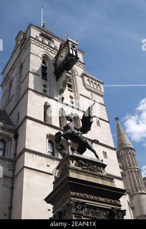 Drachenskulptur von C B Birch, markiert die Stelle von Temple Bar, zwischen Strand und Fleet Street, London, England, UK. Stockfoto