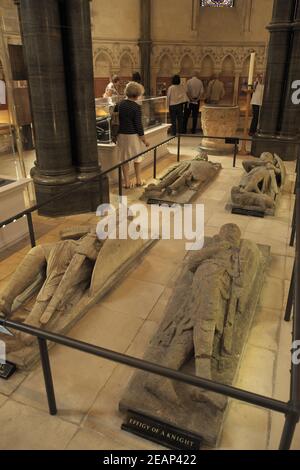 Grabstatuen von Rittern, Innenraum der Temple Church (St Marys), London, England, Großbritannien Stockfoto