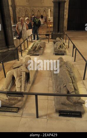 Grabstatuen von Rittern, Innenraum der Temple Church (St Marys), London, England, Großbritannien Stockfoto