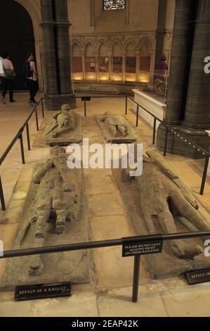 Grabstatuen von Rittern, Innenraum der Temple Church (St Marys), London, England, Großbritannien Stockfoto