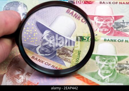 Namibisches Geld in einer Lupe Stockfoto