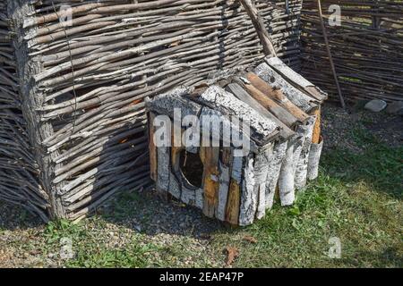 Doghouse Birke in der Nähe von Gewebe Zaun Stockfoto