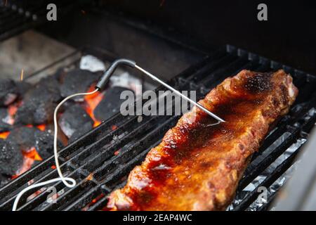 Digital-Thermometer Grill, Grill, Grill für Rindersteak und Ersatzrippe und anderes Fleisch. Temperaturmessung Stockfoto