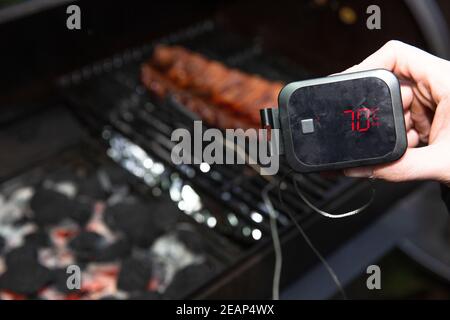 Digital-Thermometer Grill, Grill, Grill für Rindersteak und Ersatzrippe und anderes Fleisch. Temperaturmessung Stockfoto